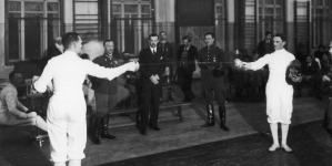 Władysław Segda (z lewej) i Marian Suski w walce na szpady  podczas szermierczych mistrzostw Polski w Warszawie 18.03.1933 r.