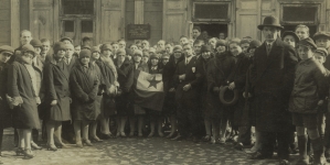 Zdjęcie grupowe esperantystów w miejscu urodzenia LLZ w Białymstoku, 30 marca 1928 r., z okazji wizyty światowego podróżnika pana Giuroffa.