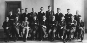 Dyrektor Polskiego Gimnazjum Realnego im. Juliusza Słowackiego w Orłowej na Zaolziu w Czechosłowacji Piotr Feliks w otoczeniu nauczycieli.