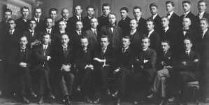 Abiturienci Polskiego Gimnazjum Realnego im. Juliusza Słowackiego w Orłowej na Zaolziu w Czechosłowacji w otoczeniu nauczycieli, 1920 rok.