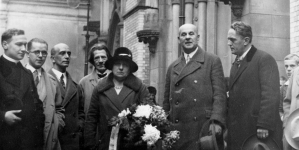Wacław Kredba z żoną i polskimi pisarzami Mieczysławem Smolarskim i W. Łaszczyńskim przed katedrą św. Jana w Warszawie w październiku 1930 roku.
