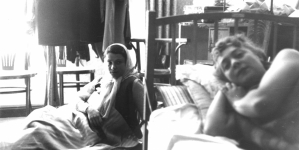 Aktorki Janina Polakówna i Hilda Skrzydłowska podczas noclegu w garderobie w trakcie strajku okupacyjnego w Teatrze Miejskim w Łodzi.