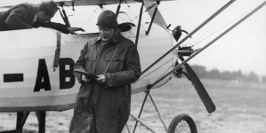Kazimierz Piotrowski przy samolocie DKD IV przed odlotem  z Krakowa na Międzynarodowe Zawody Lotnicze w Warszawie w maju 1933 roku.