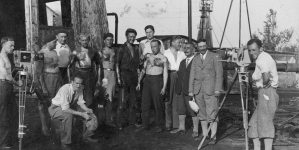 Aktorzy i realizatorzy podczas przerwy w kręceniu zdjęć do filmu "Szyb L-23" w 1930 roku..