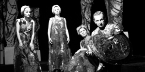 Spektakl "Siedmiu przeciw Tebom. Antygona" w Teatrze Powszechnym w Warszawie we wrześniu 1962 roku.