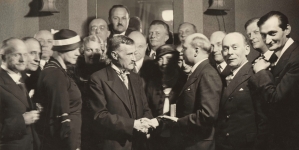 Wręczenie nagrody literackiej im. Leona Reynela Adamowi Grzymale Siedleckiemu za sztukę "Czwarty do brydża" w 1934 roku.