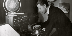 Zbigniew Świętochowski podczas nadawania koncertu z płyt w studio w 1937 roku.