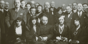 Uczestnicy otwarcia wystawy prac Artura Szyka w Żydowskim Towarzystwie Krzewienia Sztuk Pięknych w Warszawie, 10.04.1932 r.