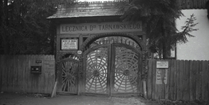 Brama wjazdowa do lecznicy doktora Apolinarego Tarnawskiego.