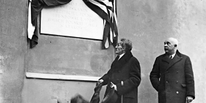 Uroczystość odsłonięcia tablicy pamiątkowej ku czci fundatora gmachu Związku Młodzieży Chrześcijańskiej "Polska YMCA" w Krakowie w 1933 roku.