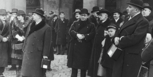 Zbiórka pieniędzy w Krakowie na rzecz pomocy bezrobotnym pod hasłem „Święty Mikołaj dla dzieci bezrobotnych” w grudniu 1936 roku.