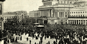 Warszawa : Plac Teatralny od samego rana, w dzień pogrzebu Bogumiła Folanda.
