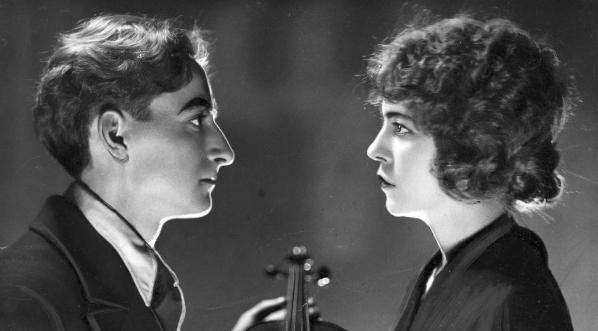   Nina Świerczewska i Roman Zawistowski w przedstawieniu "Człowiek, którego zabiłem" w Instytucie Reduty w Warszawie w styczniu 1933 roku.  