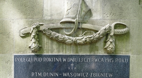  Tablica z nazwiskami poległych z pomnika bohaterów spod Rokitny na cmentarzu Rakowickim w Krakowie.  