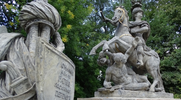  Pomnik Jana III Sobieskiego w Łazienkach Królewskich w Warszawie.  