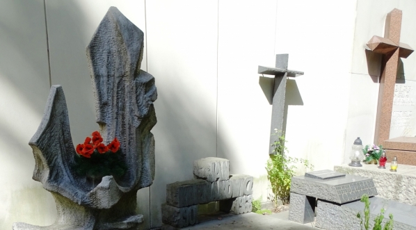  Grób Ady Sari (Jadwigi Szayer) w Alei Zasłużonych na Starych Powązkach w Warszawie.  