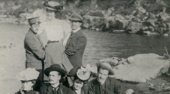  Krąg rodzinno-towarzyski rodzeństwa Ceceniowskich w Żytomierzu w roku 1905.  