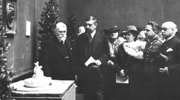  Otwarcie jubileuszowej wystawy artysty rzeźbiarza Antoniego Madeyskiego w Zachęcie w Warszawie w październiku 1935 r.  