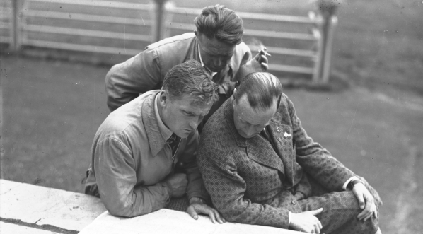  Lotnicy dr Kazimierz Piotrowski (siedzi z prawej) oraz bracia Kazimierz (pochylony, z papierosem) i Wiktor (siedzi) Chałupnikowie w czerwcu 1933 roku. .  