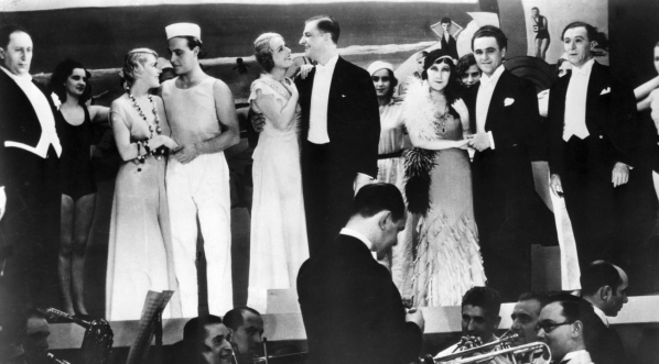  Scena z filmu  Mieczysława Krawicza i Janusza Warneckiego "Każdemu wolno  kochać" z  1933 roku.  