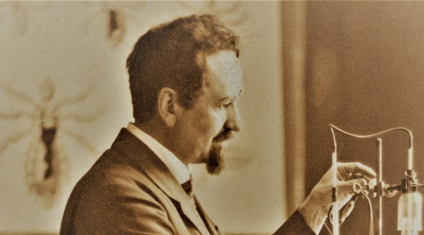  Rudolf Stefan Weigl podczas pracy w laboratorium.  