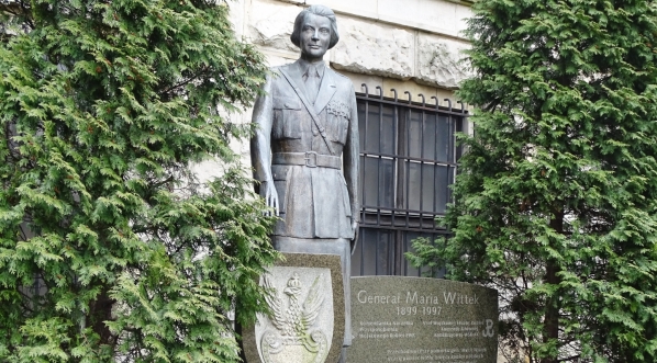  Pomnik gen. Marii Wittek na dziedzińcu Muzeum Wojska Polskiego w Warszawie.  