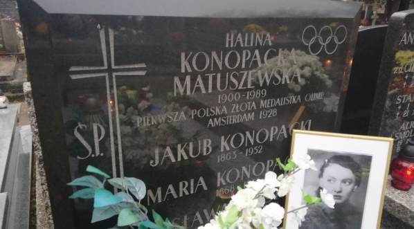  Grób Haliny Konopackiej na Cmentarzu Bródnowskim w Warszawie.  