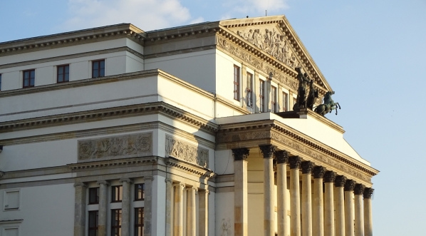  Korpus główny gmachu Teatru Wielkiego w Warszawie.  