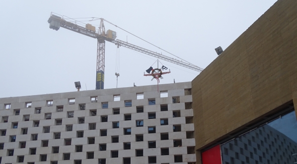  Muzeum Józefa Piłsudskiego w Sulejówku z widoczną na szczycie wiechą budowlaną.  