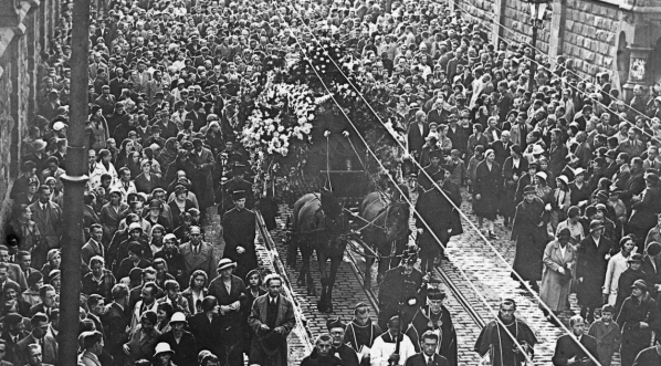  Uroczystości pogrzebowe prezesa klubu sportowego Cracovia Edwarda Cetnarowskiego w Krakowie we wrześniu 1933 r.  