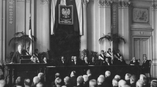  Uroczystość 30-lecia profesury i 45-lecia pracy naukowej profesora Aleksandra Wasiutyńskiego w auli Politechniki Warszawskiej.  