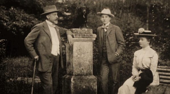  Portret Henryka Sienkiewicza z córką i synem oraz jamnikiem Wykopem w Oblęgorku.  