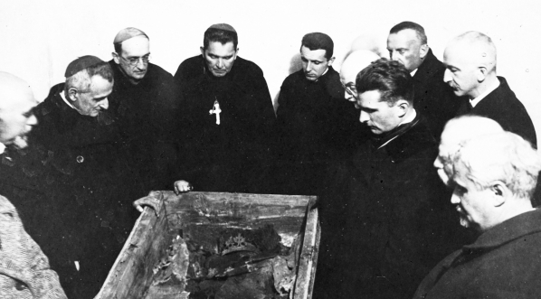  Groby królewskie w katedrze na Wawelu w Krakowie, maj 1930 roku.  