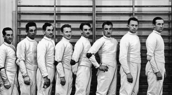  Zawodnicy szermierczych mistrzostw Polski w konkurencji szabli w Warszawie w lipcu 1937 r.  