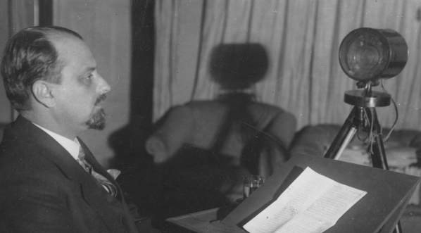  Wacław Makowski - prawnik, profesor Uniwersytetu Warszawskiego, były minister sprawiedliwości podczas wygłaszania odczytu.  