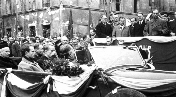  Uroczystość sprowadzenia serca Fryderyka Chopina do Warszawy. Samochód z delegacją przed trybuną rządową. W samochodzie siedzą przedstawiciele studentów konserwatorium 17.10.1945 r.  