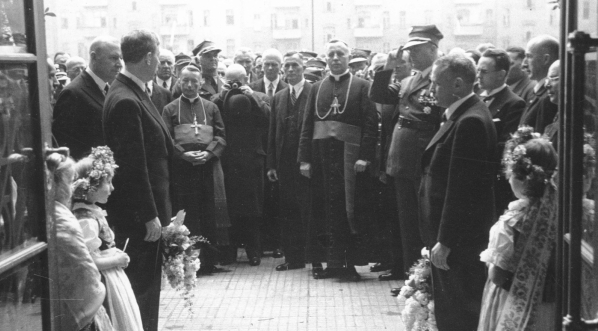  Otwarcie wystawy rocznicowej prezentującej pamiątki z powstań śląskich w gmachu Sejmu Śląskiego w Katowicach w maju 936 r.  