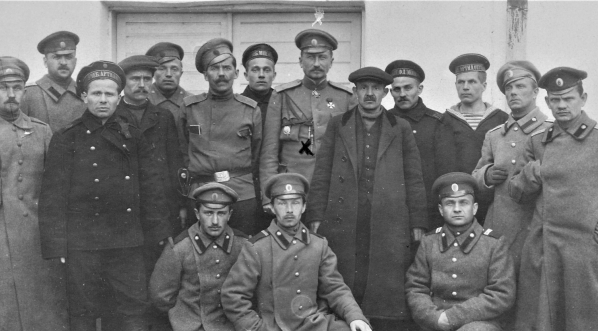  Gen. Dowbor-Muśnicki (oznaczony "x") w otoczeniu delegatów Rad Robotniczych i Żołnierskich w sztabie I armii rosyjskiej w Barezweczu w 1917 r.  