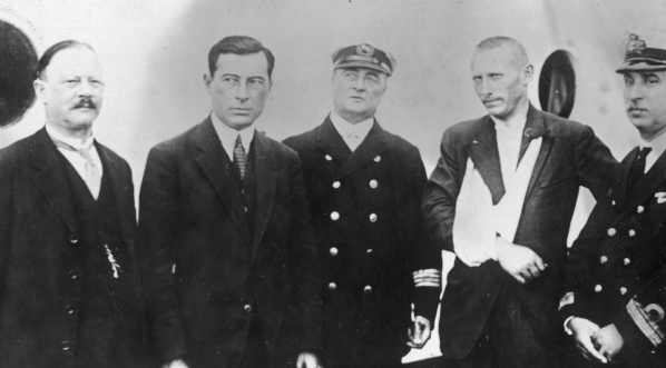  Major Ludwik Idzikowski i major Karzimierz Kubala na pokładzie okrętu "Samos", który wydobył ich z oceanu w 1928 r.  