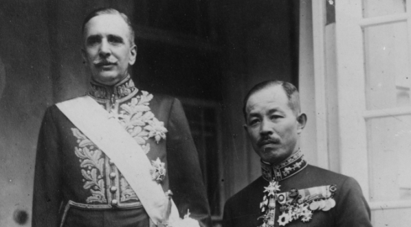  Poseł nadzwyczajny i minister pełnomocny Polski w Japonii Zdzisław Okęcki po złożeniu listów uwierzytelniających cesarzowi Japonii Hirohito 1 maja 1928 r.  