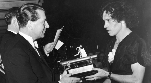  Ambasador RP w Stanach Zjednoczonych Jerzy Potocki wręcza pierwszą nagrodę Stanisławie Wałasiewicz na Igrzyskach Sportowych Polaków z Zagranicy w Pittsburgu w październiku 1938 r.  
