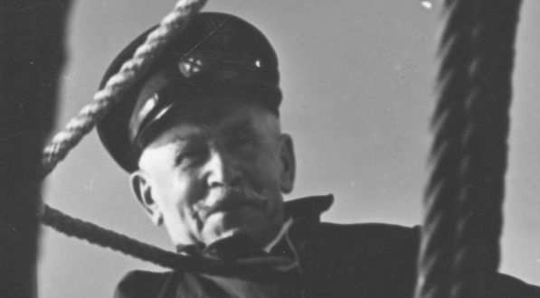  Kapitan harcerskiego szkunera "Zawisza Czarny" Mariusz Zaruski na pokładzie żaglowca w 1937 r.  
