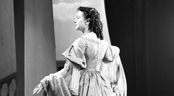 Danuta Szaflarska w sztuce  "Złote czasy zacnego króla Karola" w Teatrze Narodowym w Warszawie w styczniu 1957 r.  
