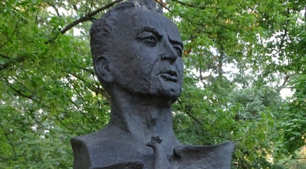  Pomnik gen. Leopolda Okulickiego w parku Jordana w Krakowie.  