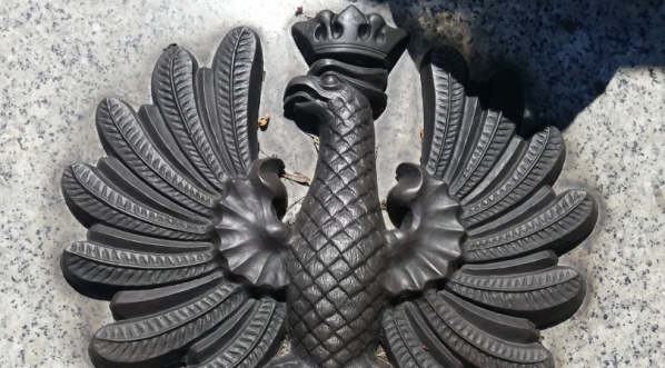  Orzeł Biały na nagrobku Antoniego Abrahama w Gdyni-Oksywiu.  