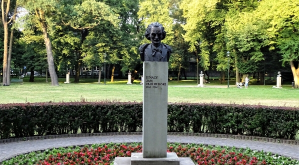  Pomnik Ignacego Jana Paderewskiego w parku Jordana w Krakowie.  