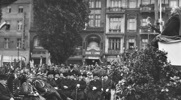  Przekazanie wojsku granatników, ckm-ów, masek gazowych, ufundowanych przez kolejarzy poznańskich w październiku 1938 r.  