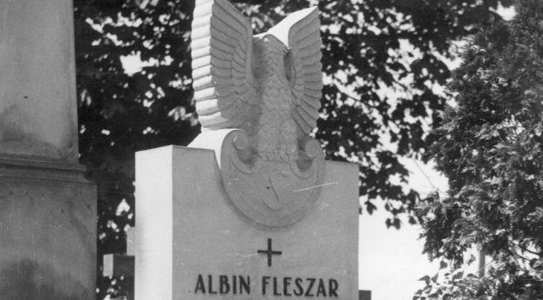  Grób majora Albina Fleszara na wojskowym cmentarzu Powązkowskim w Warszawie.  
