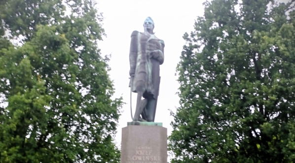  Pomnik gen. Józefa Sowińskiego w parku Sowińskiego na Woli w Warszawie.  