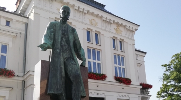  Pomnik Ignacego Łukasiewicza przed ratuszem w Krośnie.  